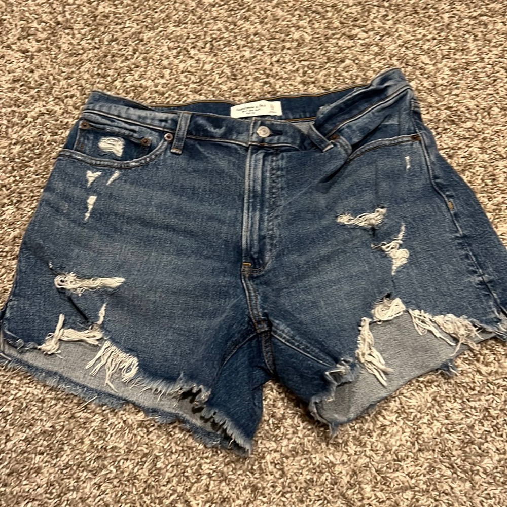 EUC Abercrombie and Fitch The 4” Mom Short High Rise